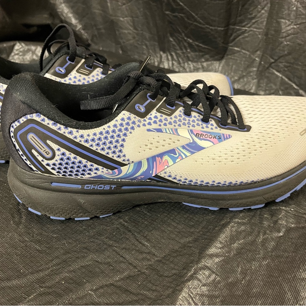 Women’s brooks size 10